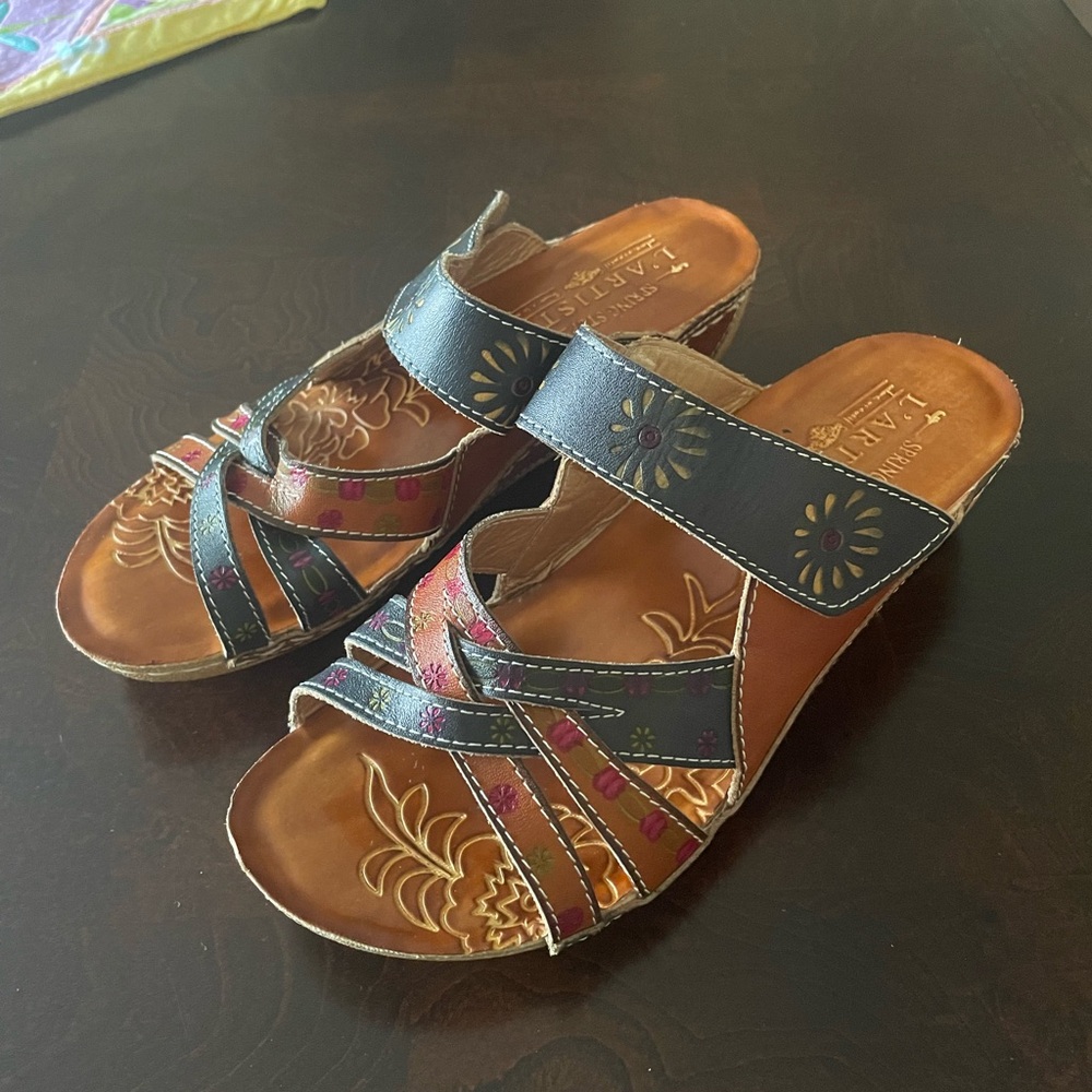 L'ATISTE Brown and Black Sandals with Decorative Straps - Picture 1 of 4
